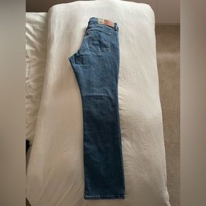 NWT- Levi’s 315 Shaping Bootcut, Mid Rise, W32 L32
